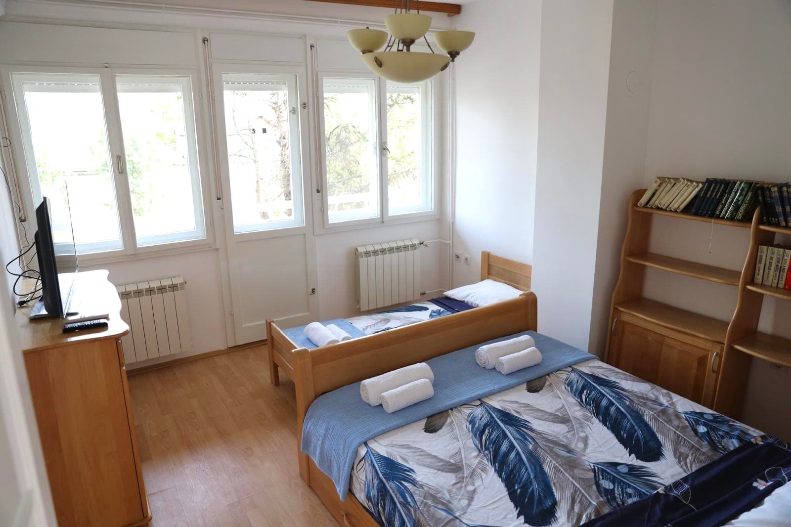 Soba u Vili Marra sa prozorima i drvenim nameštajem